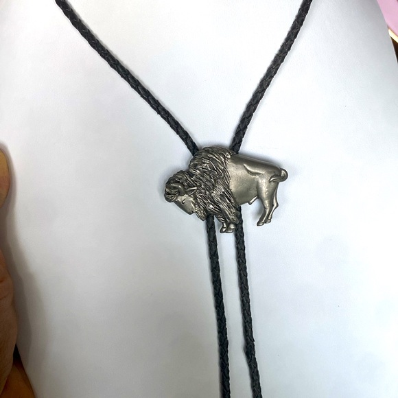 Bolo Tie Buffalo Pewter EGE 1989 Stamped Slide Black Leather Silver Tone Pewter - Picture 5 of 14